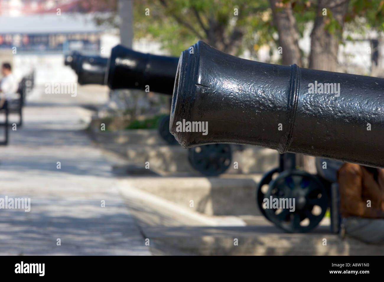 Reihe von originalen Gusseisen und historischen Kanonen in Gibraltar an einem sonnigen Tag Stockfoto