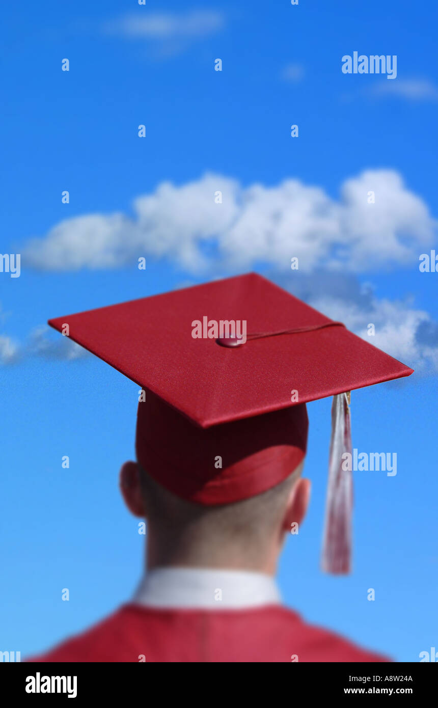Diplom-Absolvent tragen Mütze und Mantel von hinten mit blauen Himmel und Wolken mit Hut Zukunft Anlagekonzept Stockfoto