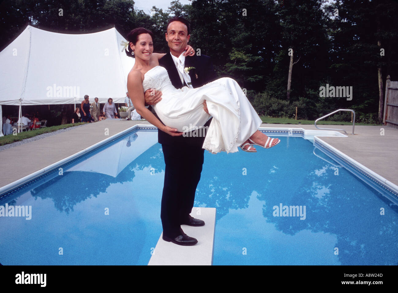 Glückliches Paar Braut und Bräutigam nach der Trauung stehen auf Tauchen Pool traditionelle amerikanische Hochzeit Zeremonie an Bord Stockfoto