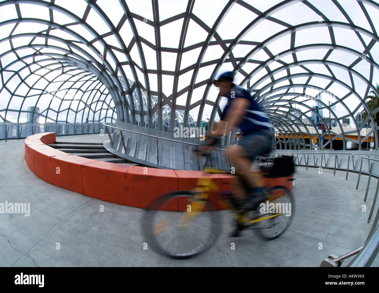 Radfahrer Überqueren der Stahl Webb Brücke über den Fluss Yarra in den Docklands von Melbourne Australien Stockfoto