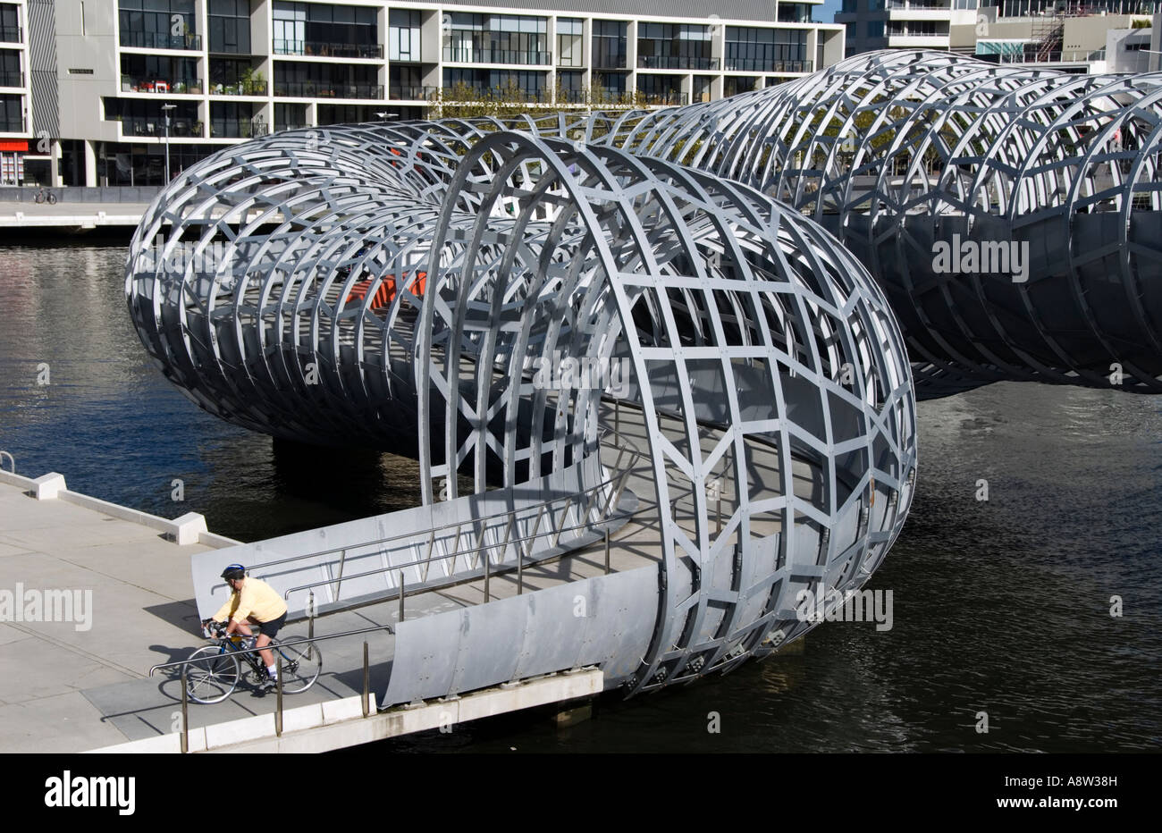 Blick auf spektakuläre neue Stahl-Webb-Brücke über den Yarra River in Docklands District of Melbourne Australien Stockfoto