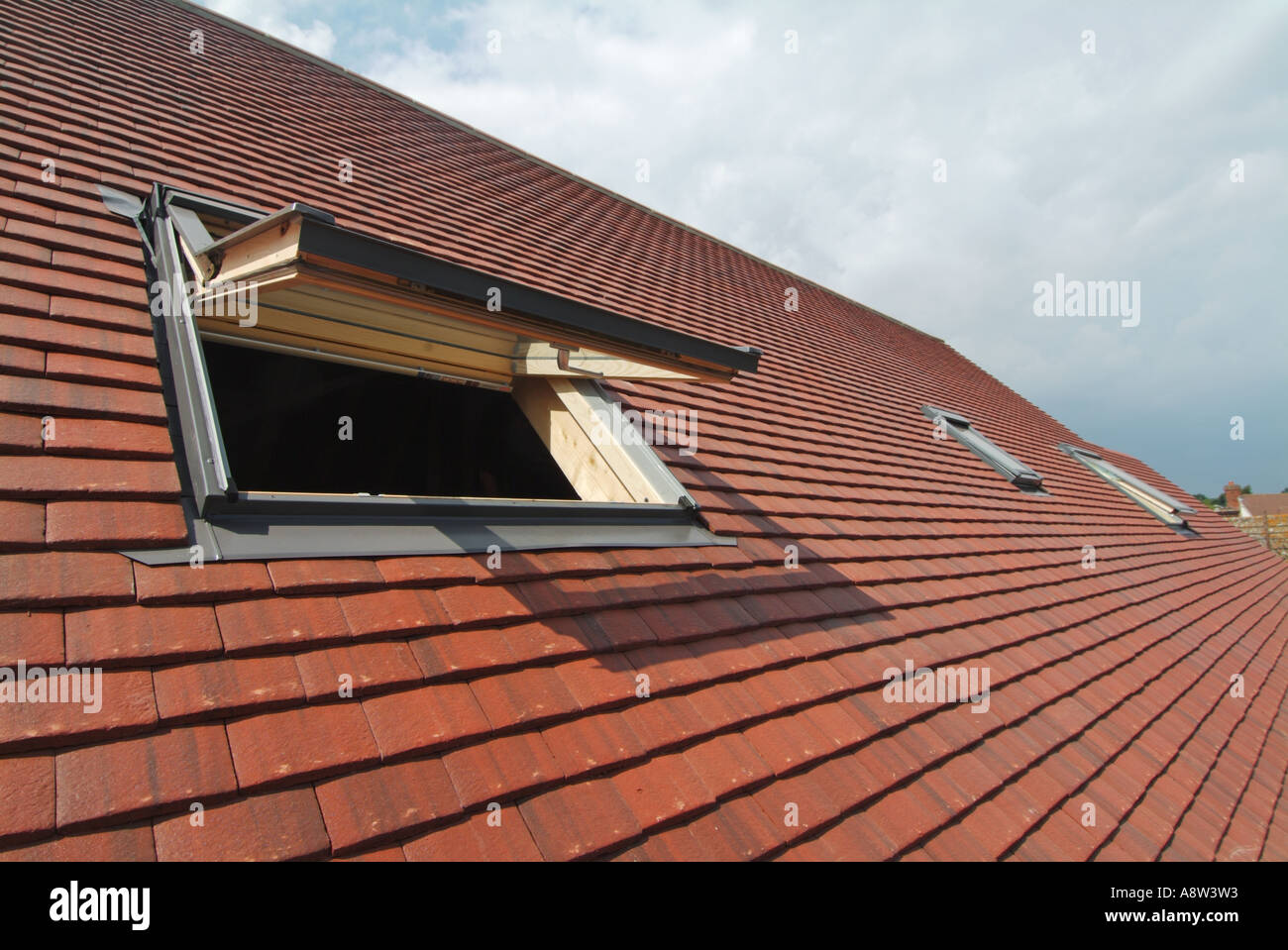 Nahansicht neue offene Dachleuchte in neuen einfachen Fliesen, die zusätzliche Dachböden im Rahmen der Loft-Umgestaltung Essex England UK mit Beleuchtung und Belüftung ausstatten Stockfoto