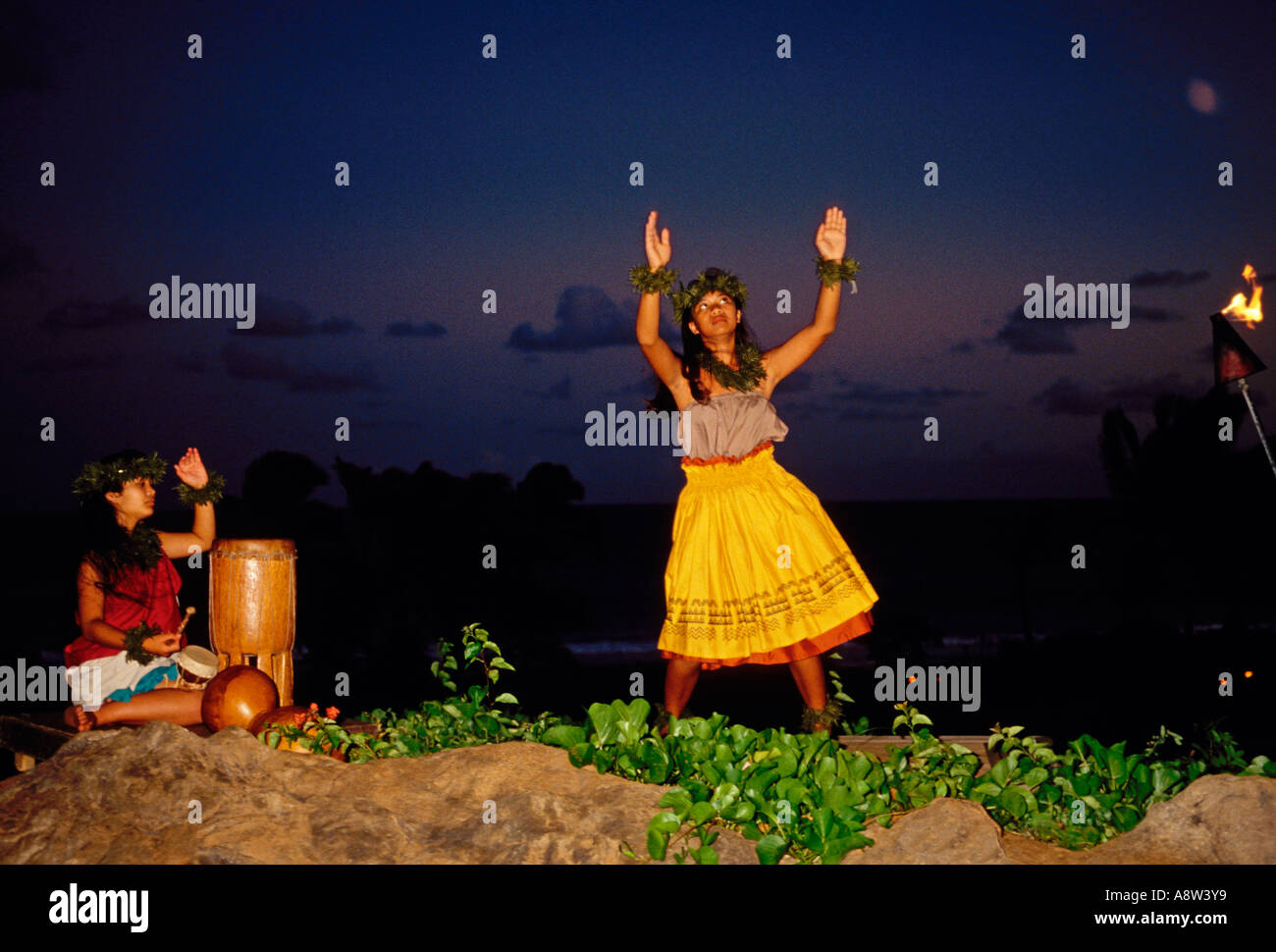 Hawaiianer, hawaiische Frauen, Hula Tänzer, Hula Tanz, Musiker, Schlagzeuger, Taschenlampe Beleuchtung Zeremonie, Poipu, Kauai Kauai Insel, Hawaii, United States Stockfoto