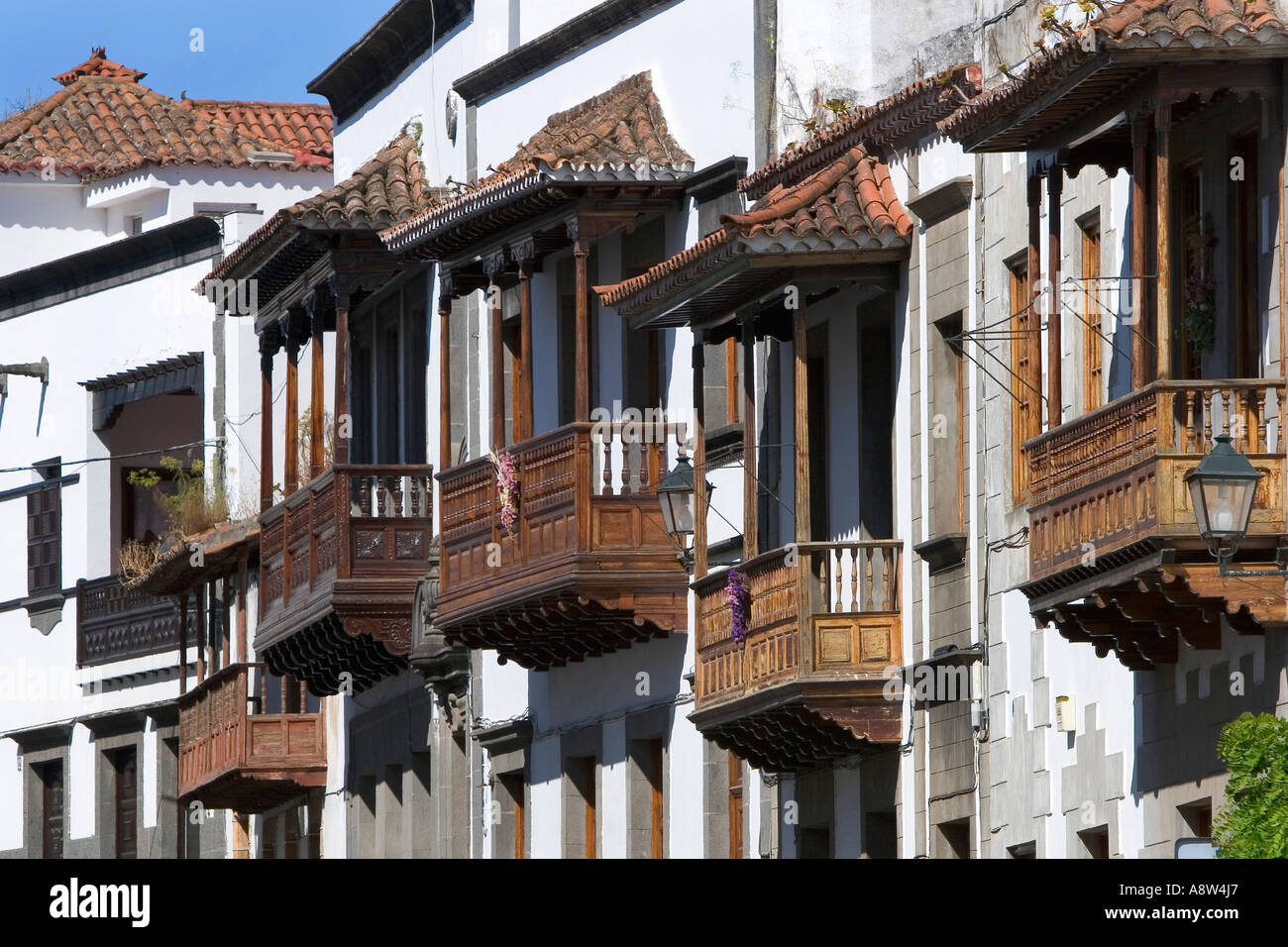 Teror, das Dorf ist bekannt für seine typischen kanarischen Gebäuden mit geschnitzten Balkonen aus Holz Stockfoto