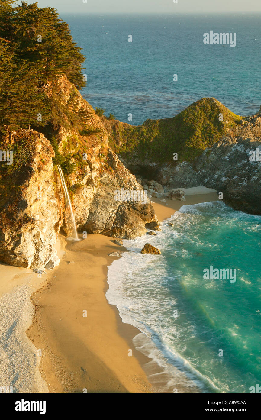 MC-Weg Creek Falls bei Julia Pfeiffer Burns State Park Central Coast Big Sur, Kalifornien Stockfoto