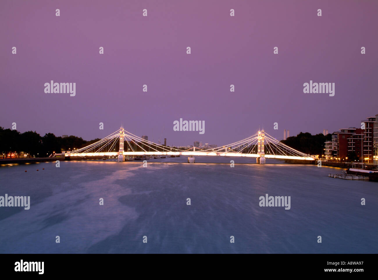 Die Albert Bridge über die Themse in London in der Abenddämmerung. Stockfoto