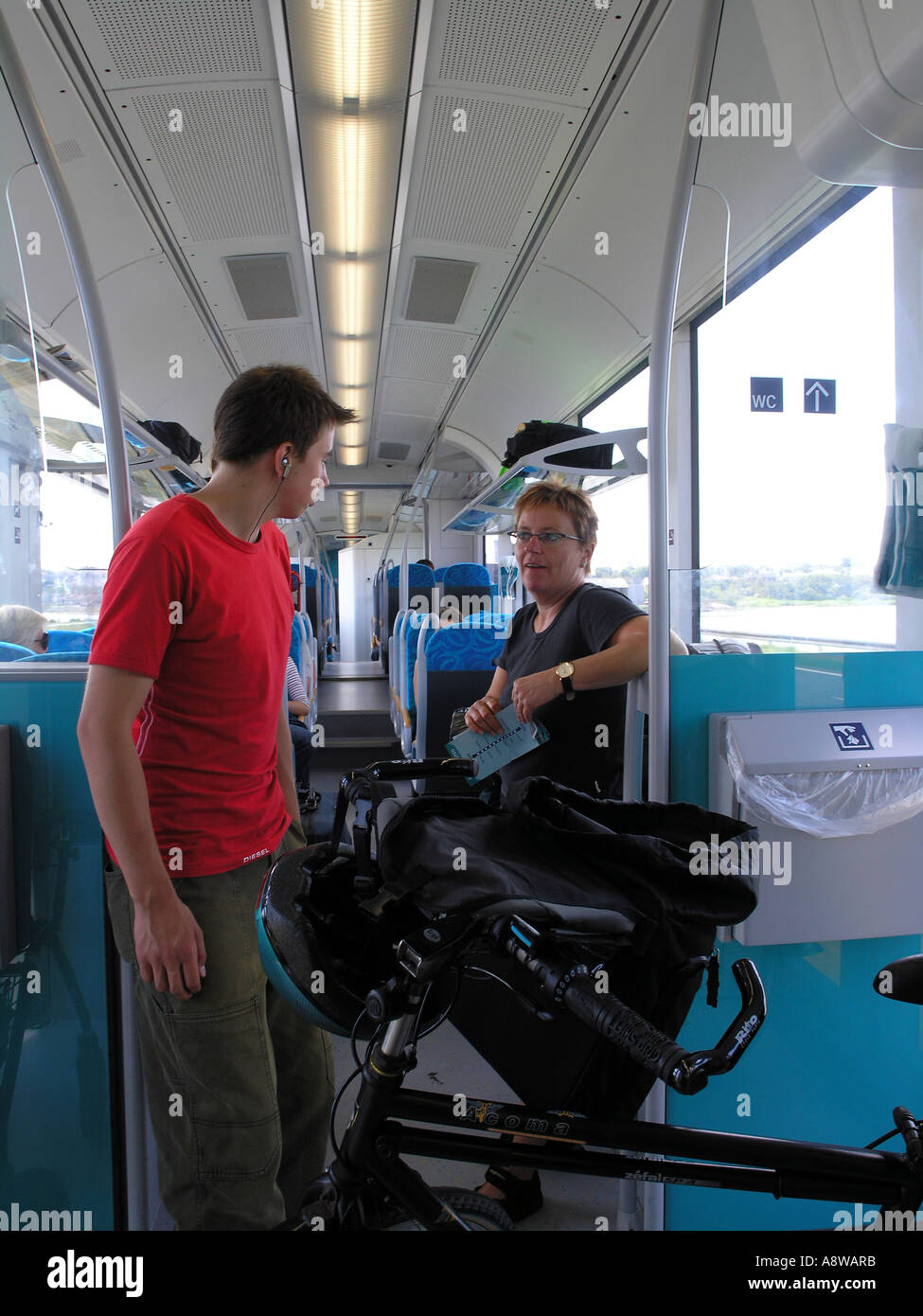 Fahrrad-Urlaub unter der Fahrräder im Zug ist ein guter Weg, um eine große Entfernung in kurzer Zeit und billig zu decken Stockfoto