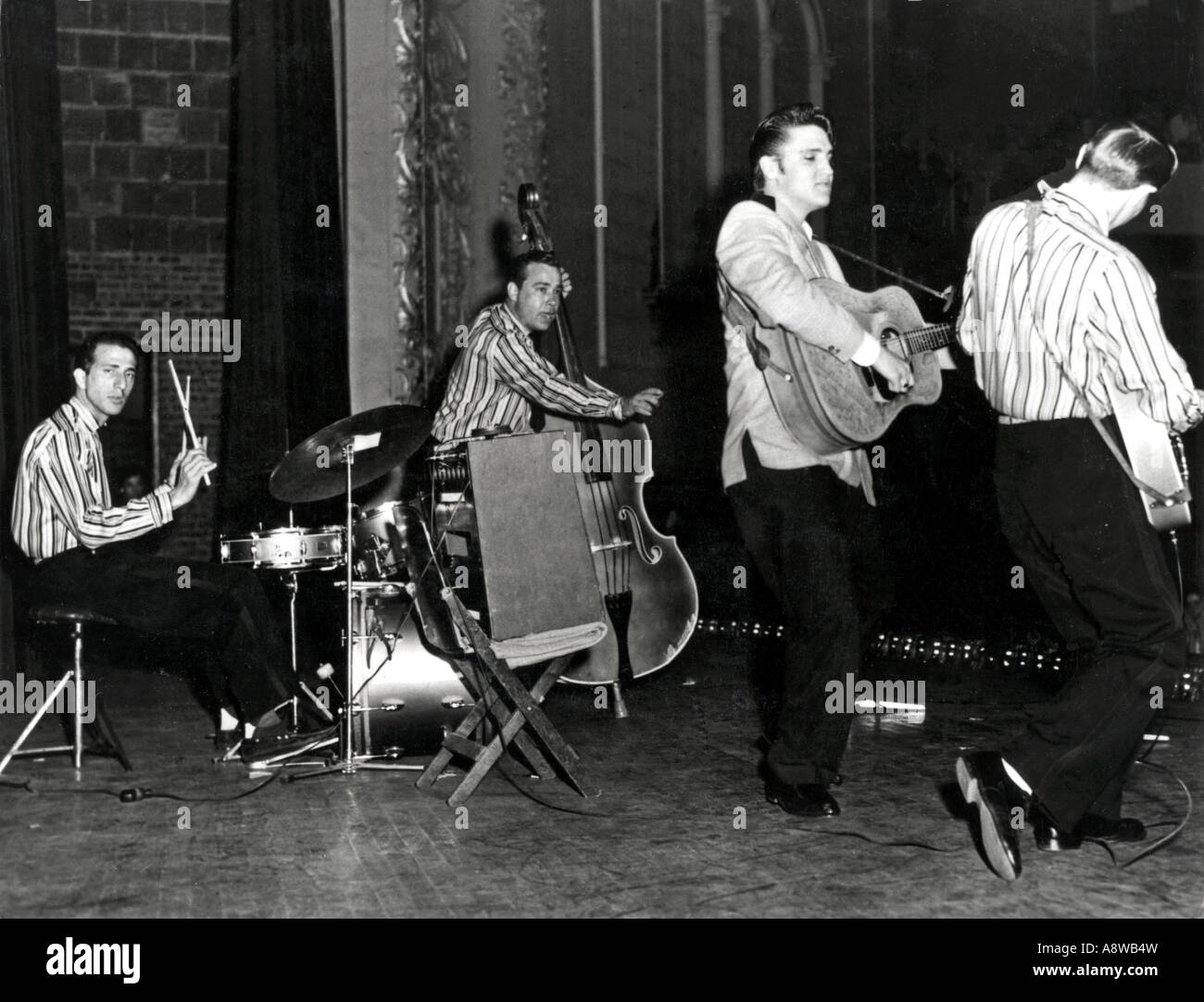 ELVIS PRESLEY im Jahr 1955 mit den Blue Moon Boys-Scotty Moore an der Gitarre an Righ Bill Black am Bass und D J Fontana am Schlagzeug Stockfoto