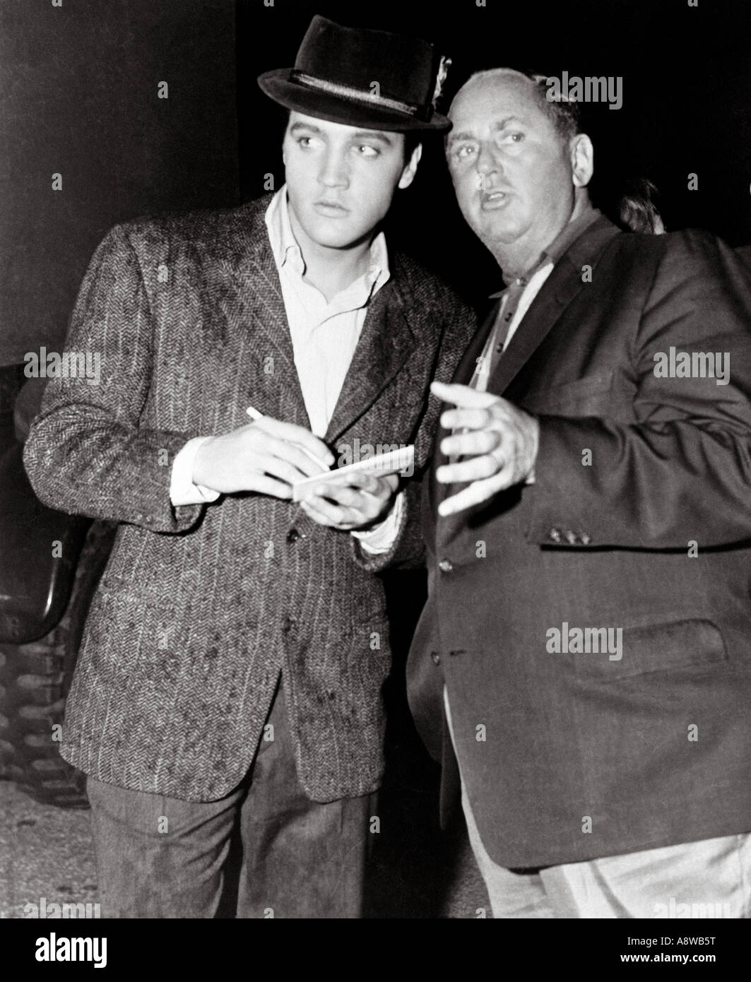 ELVIS PRESLEY mit seinem Manager Tom Parker Stockfoto