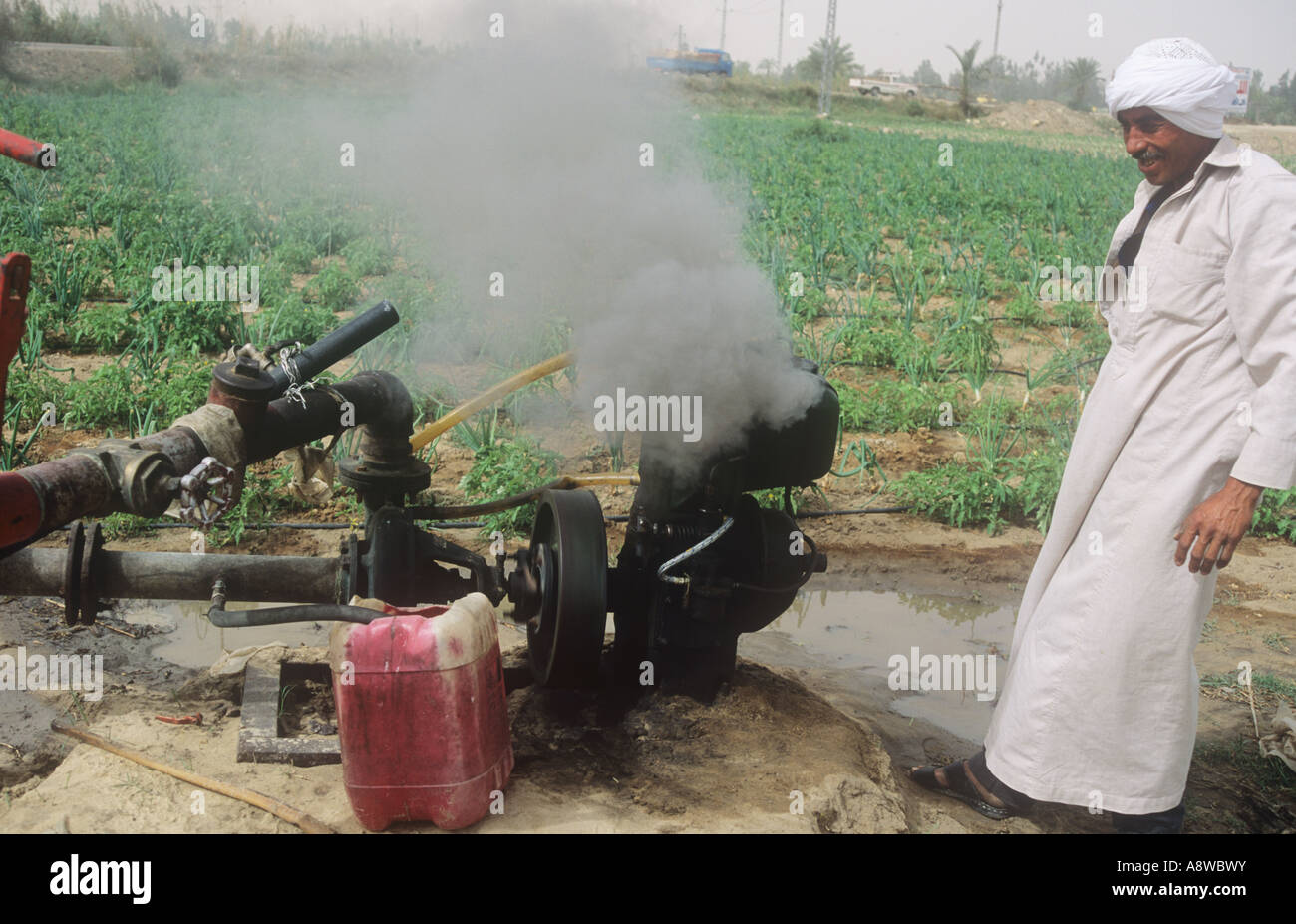 Verschmutzung durch einen Generator von einem ägyptischen Bauern verwendet für das Pumpen von Wasser in seinem Gebiet in der Nähe von Suez Stockfoto