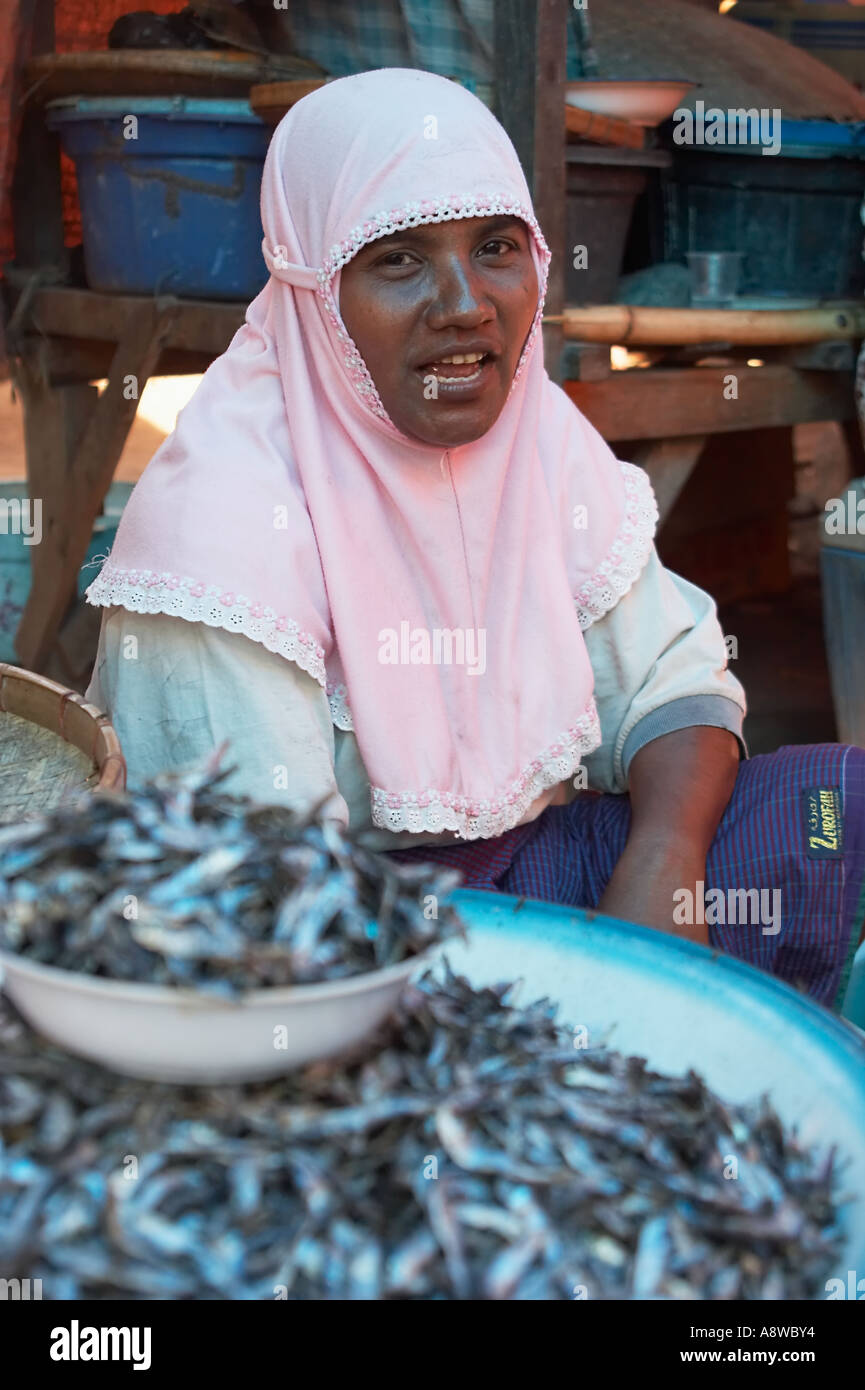 Frau verkauft getrockneten Fisch im Markt Stockfoto