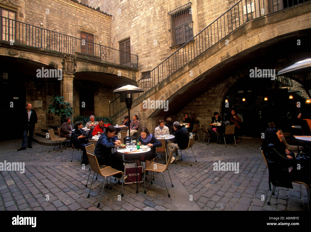Spanier, Spanier, Touristen, Essen, Cafe, Restaurant, Museum für Textil und Mode, Barcelona, Provinz Barcelona, Spanien, Europa Stockfoto