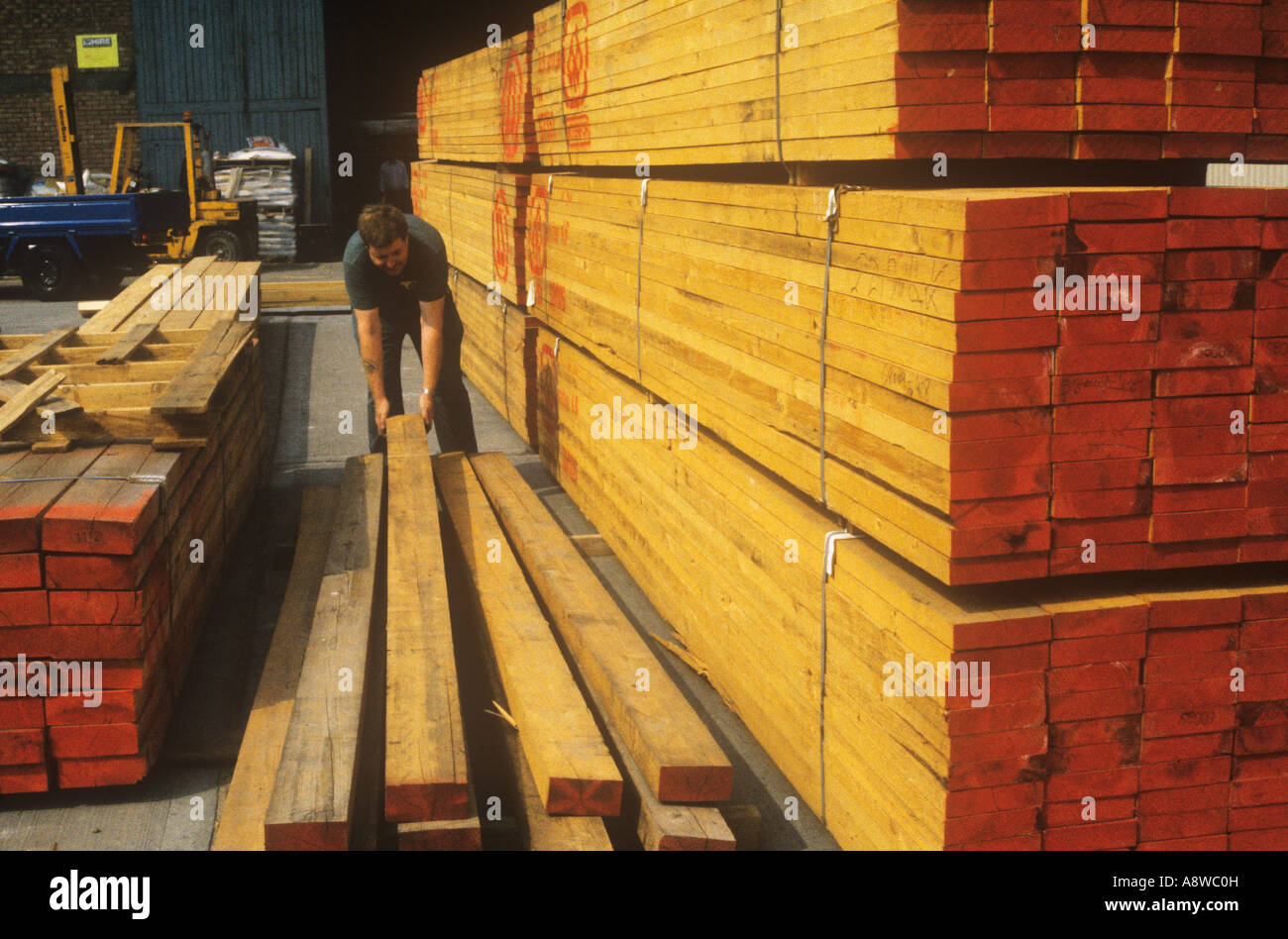 Holzlagerplatz mit Weichhölzern London Stockfoto