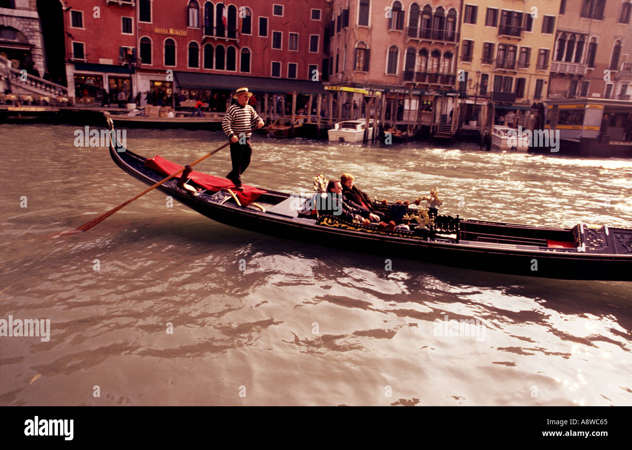 Gondel mit Touristen am Canal Grande neben der Rialto-Brücke-Venedig-Italien Stockfoto