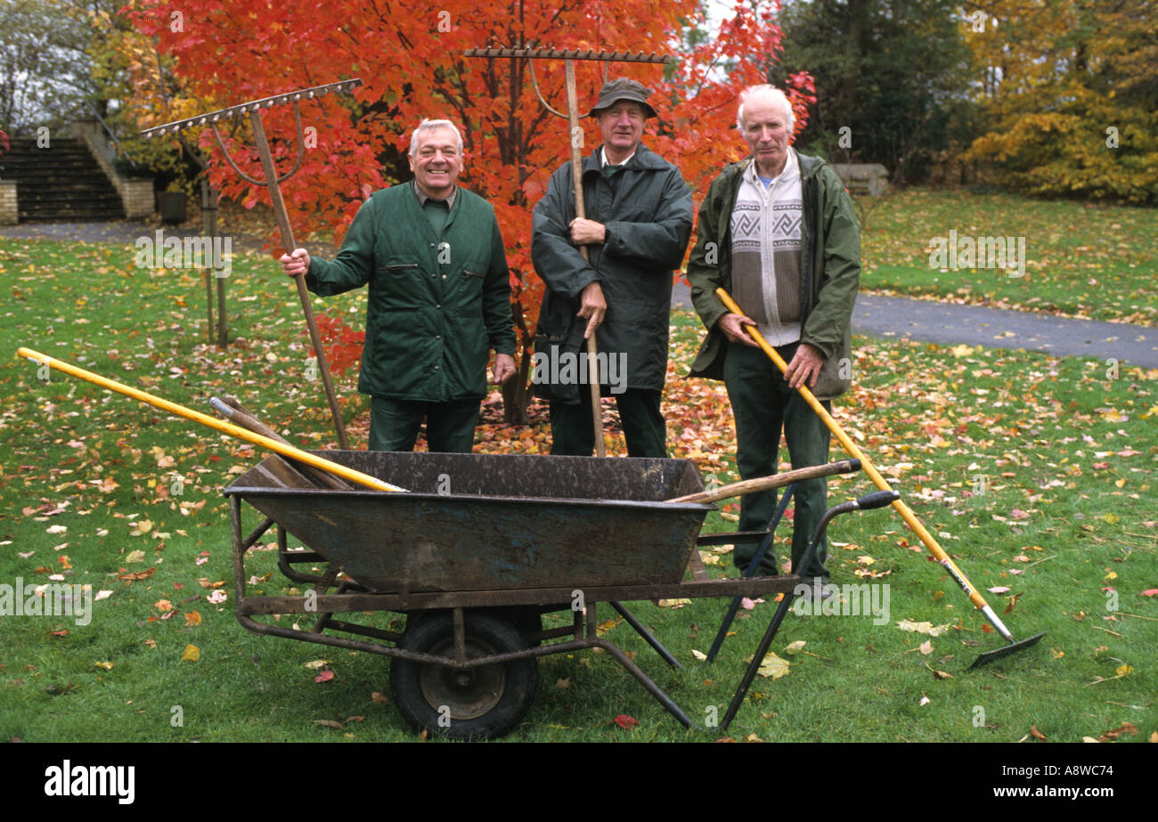 Drei Gärtner stellen am London' s Hurlingham Club UK Stockfoto