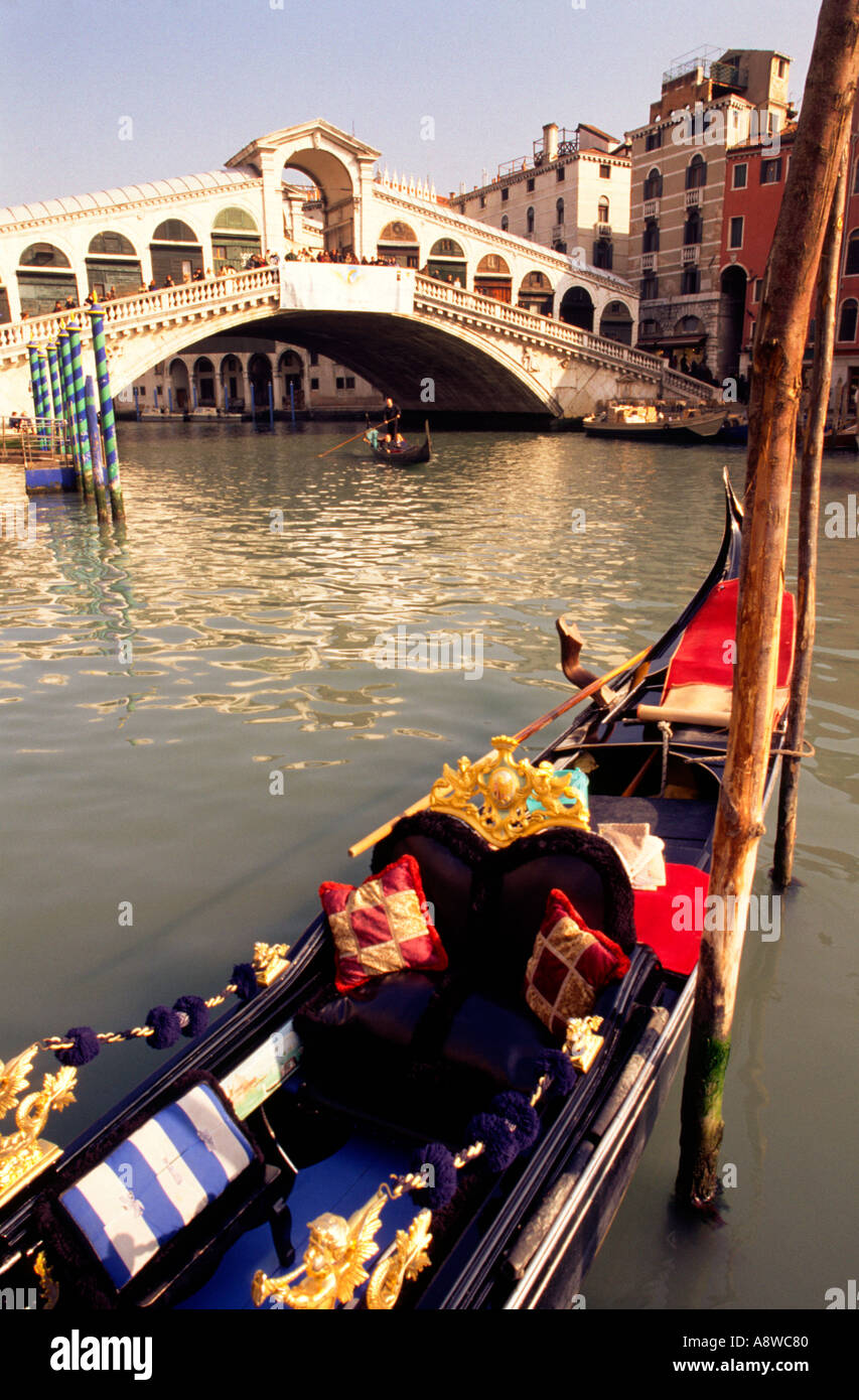 Gondel vertäut am Kai vor der Rialto-Brücke am Canal Grande von Venedig Italien Stockfoto