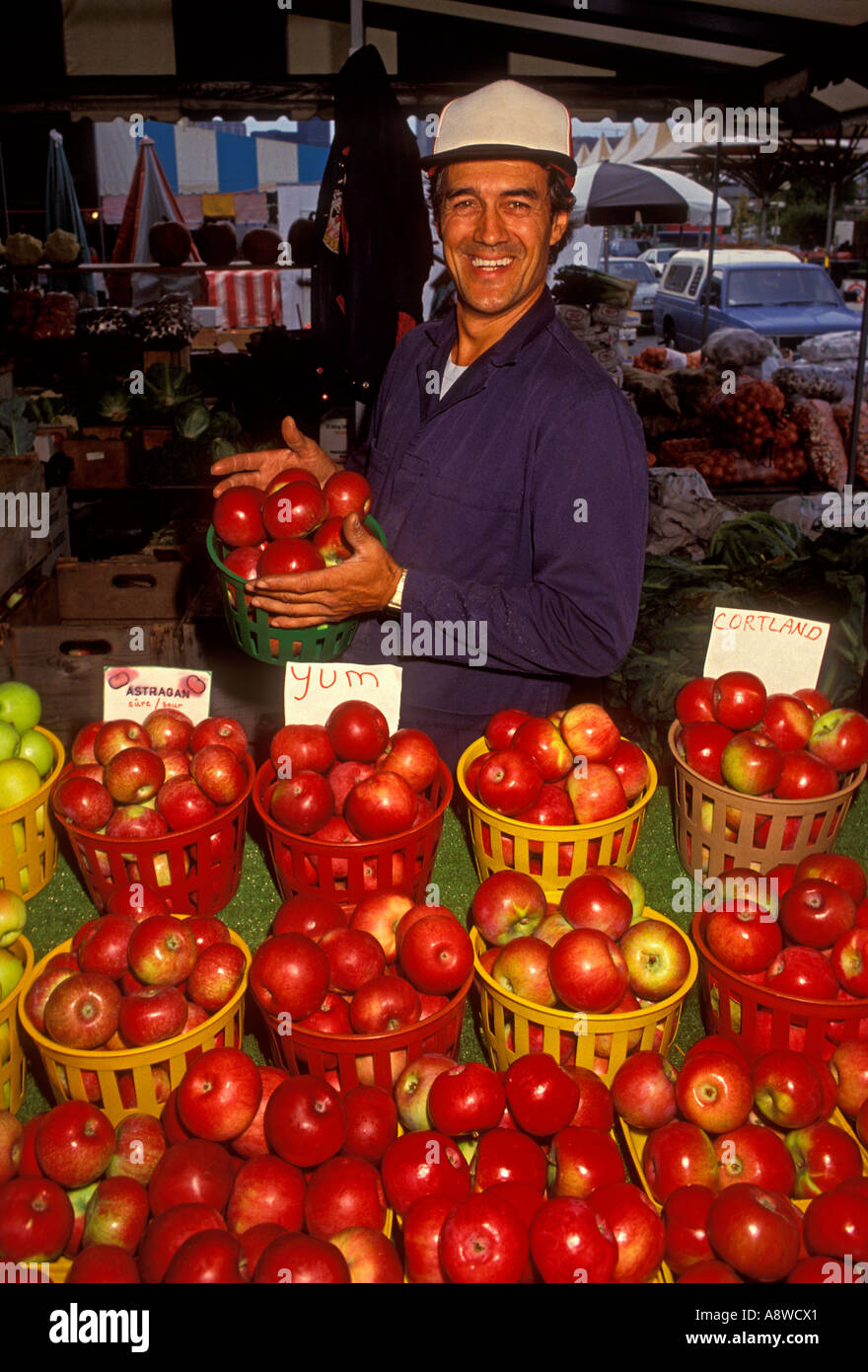 1, 1, französisch-kanadischen Mann, französisch-kanadische, Vorderansicht, Augenkontakt, Anbieter, Atwater Market, Montreal, Provinz Quebec, Kanada Stockfoto