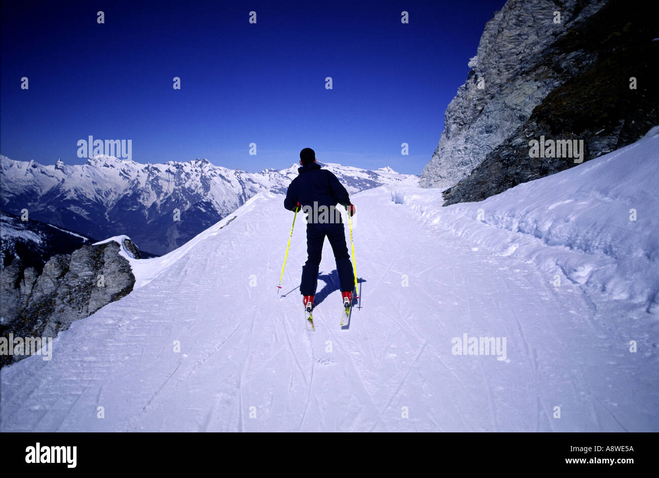 Skifahrer Folge einer Spur in das Skigebiet von Verbier, Schweiz. Stockfoto