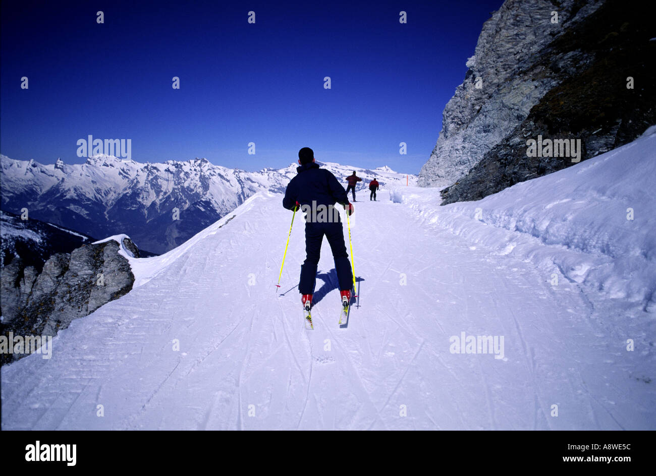 Skifahrer Folge einer Spur in das Skigebiet von Verbier, Schweiz. Stockfoto