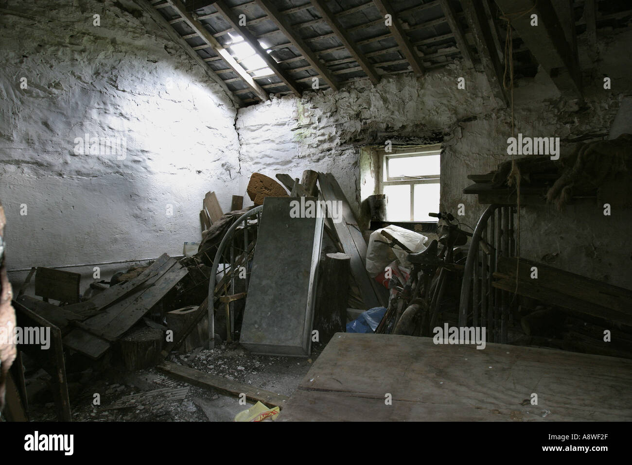 Bettgestell und Fahrrad Stockfoto
