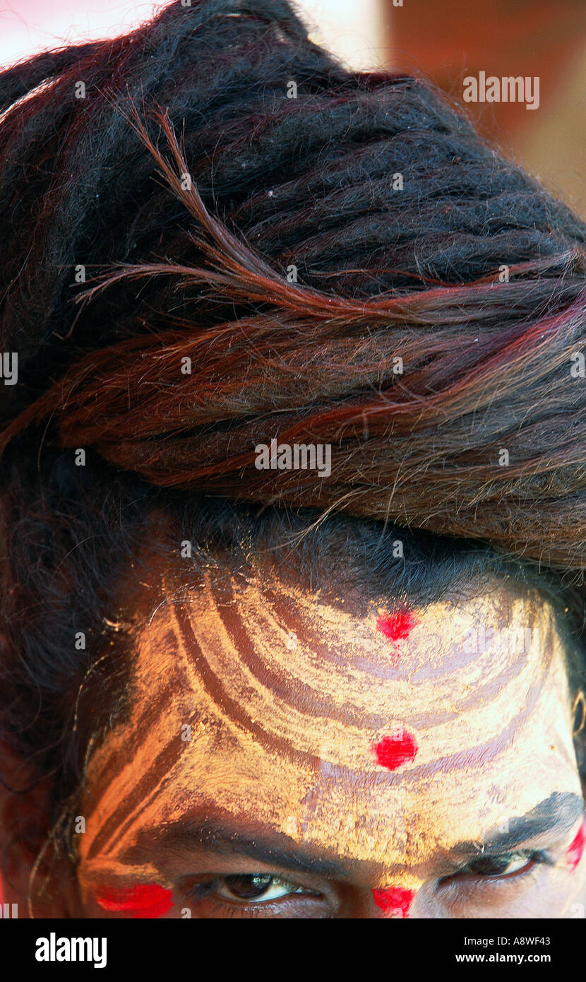 Indische Priester mit verfilzten Haaren geschmückt, Stirn oder Tilak Ujjain Indien Stockfoto