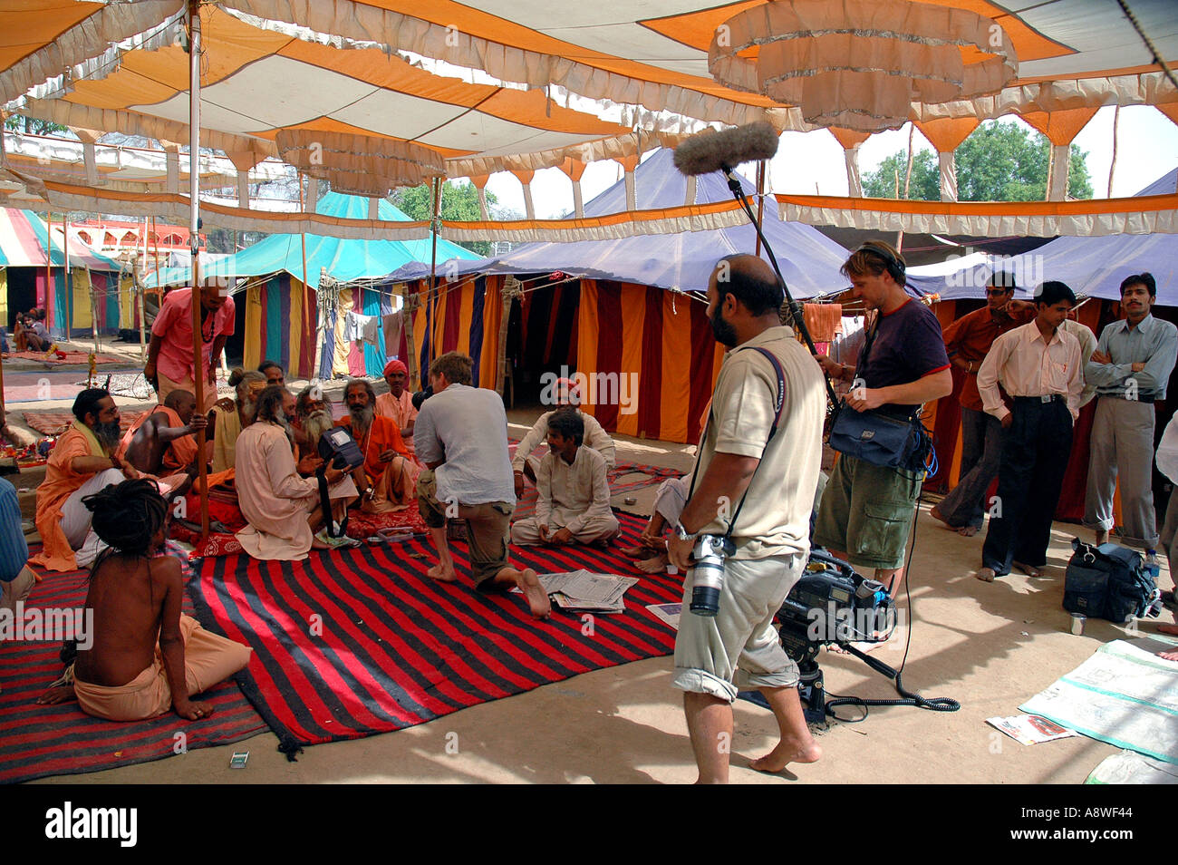 SUB90532 Medienteam französische Fotograf Fernsehteam schießen Ujjain Kumbh fair Stockfoto