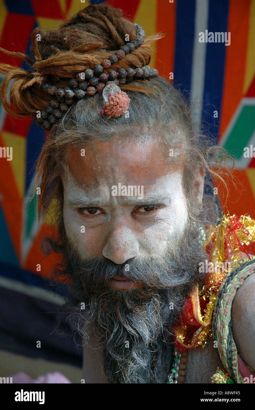 SUB90533 indische Priester Sadhu mit Perlen schwarz langes Haar Bart und Asche auf Gesicht Stockfoto