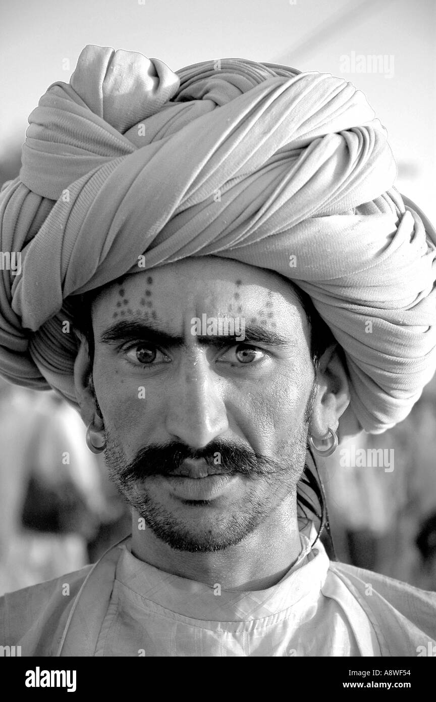 SUB90548 indische junger Mann aus Rajasthan mit Schnurrbart tragen lokale Kopfbedeckungen Stockfoto