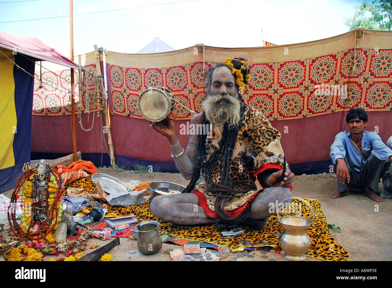 SUB90555 indischen Mann Priester Sadhu spielen Musikinstrument Hand Trommel damroo Stockfoto