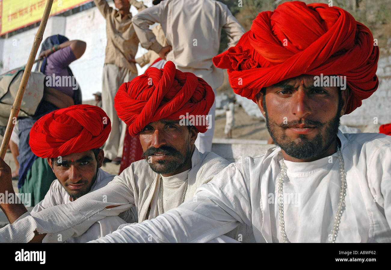 Sub Indische Junge Manner Drillinge Mit Ahnlichen Roten Kopfbedeckung Weisses Hemd Stockfotografie Alamy