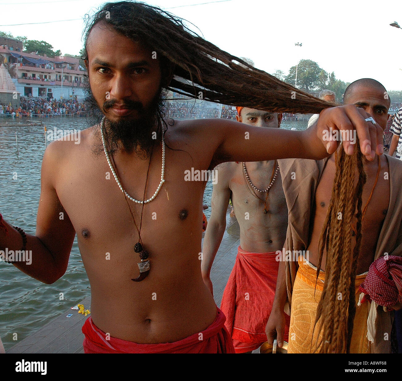 SUB90560 indischen Mann Priester Sadhu anzeigen lange sperren verfilzte Haare Stockfoto