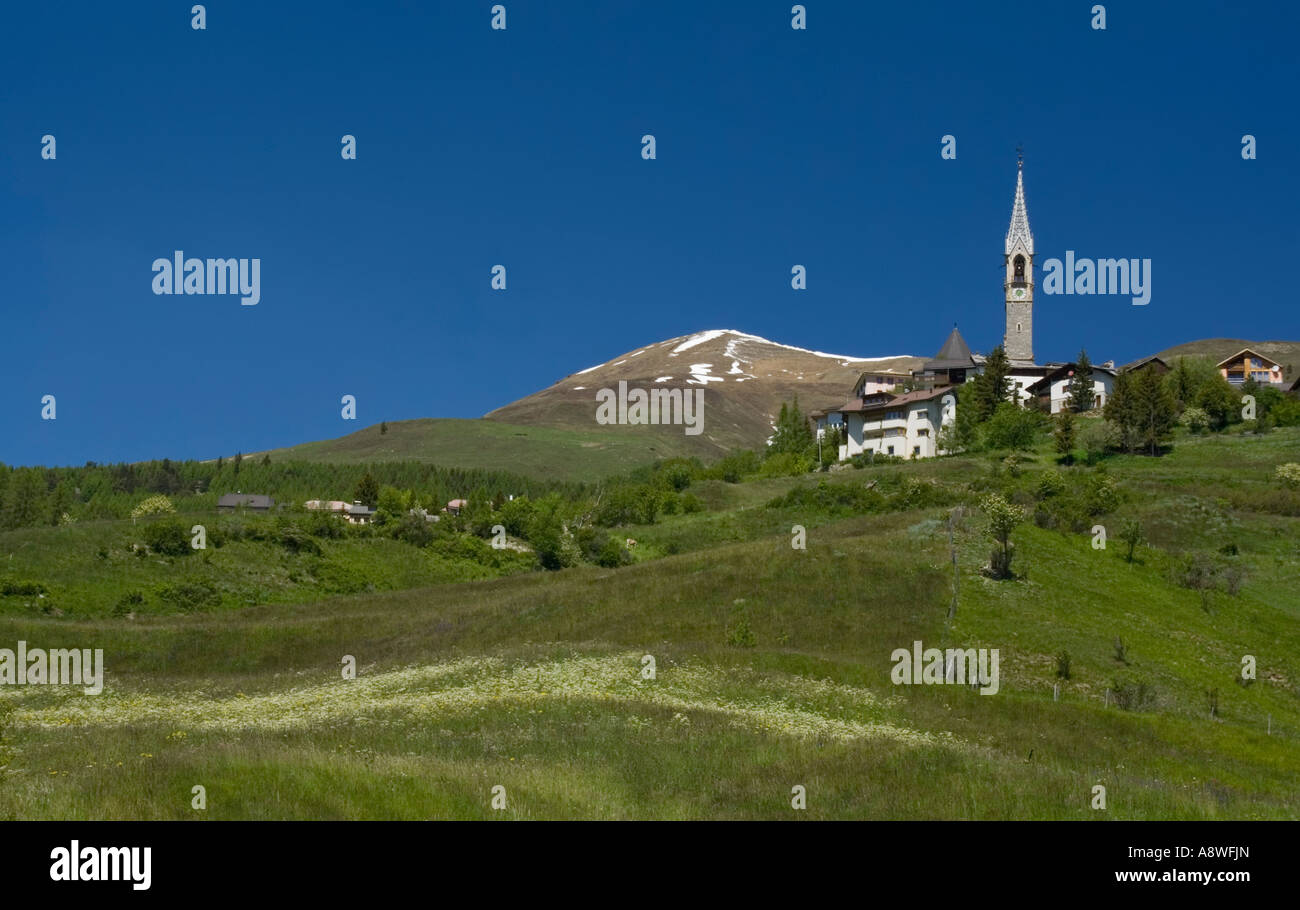 Mit Blick auf die Engadiner Dorf Sent, Schweiz Stockfoto
