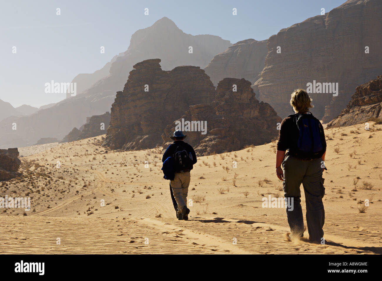 Wanderer in der Wüste Wadi Rum Protected Area Jordan Stockfoto