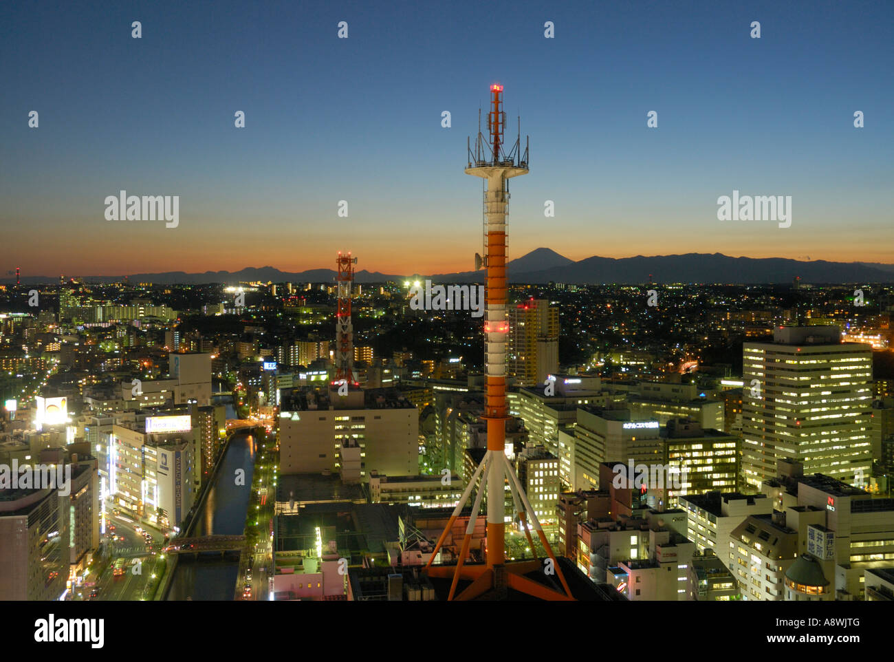 Nacht legt sich über Yokohama mit Mt. Fuji-San im Hintergrund, Kanto JP Stockfoto