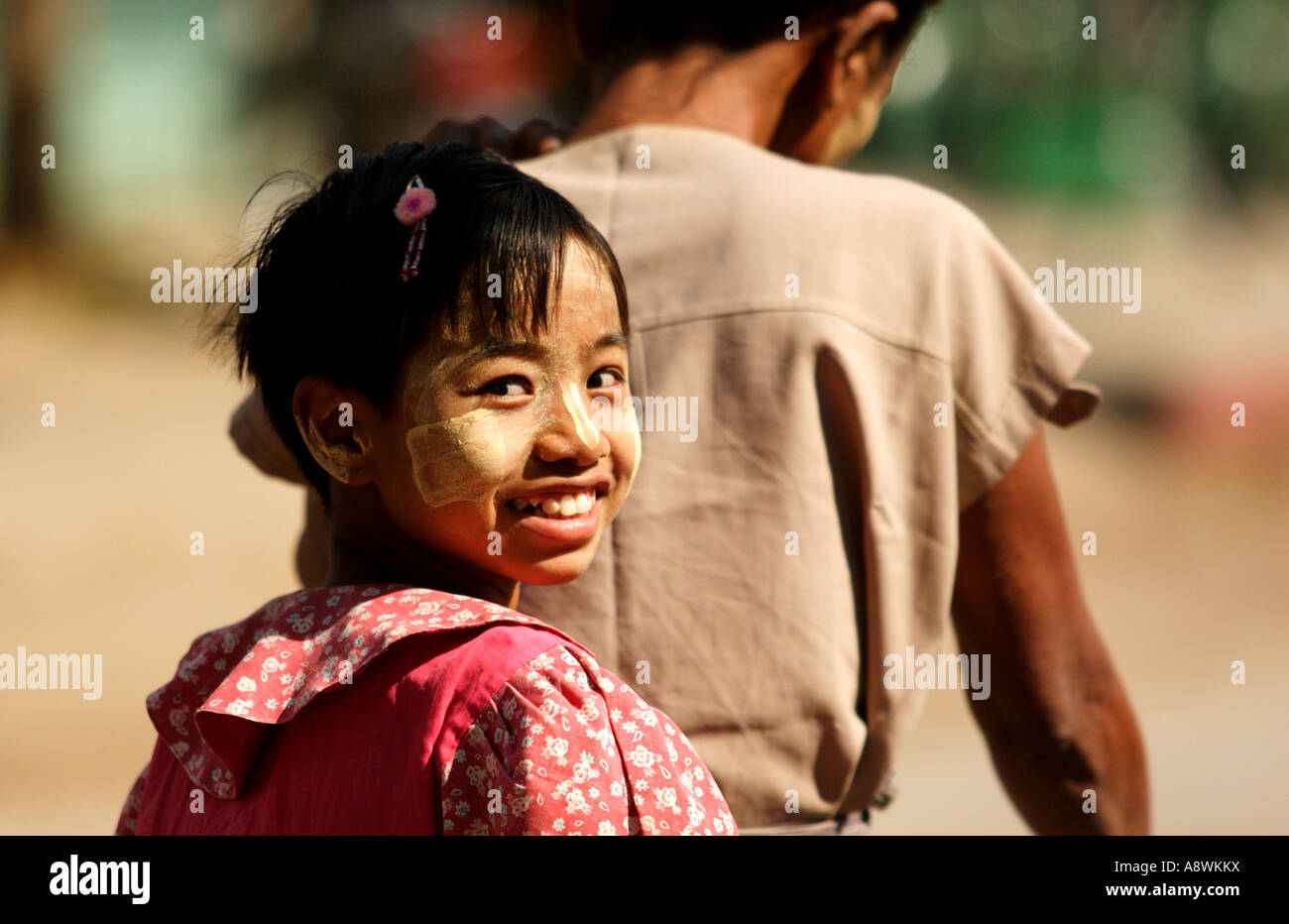 Asien, Myanmar, Monywa, junges Mädchen reiten auf der Rückseite ein bycycle Stockfoto