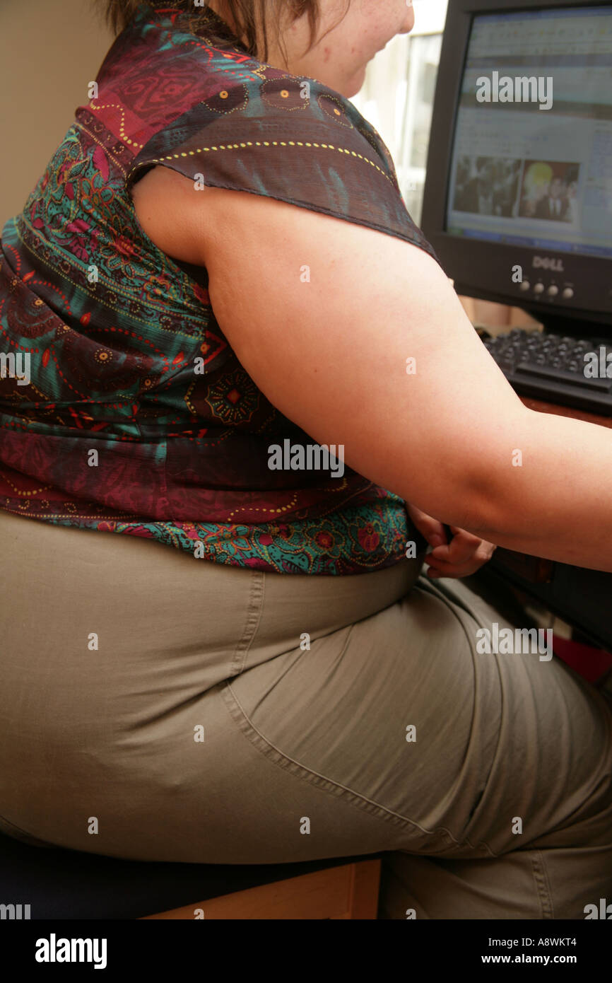 dicke Frau im engen Rock sitzen Stockfoto