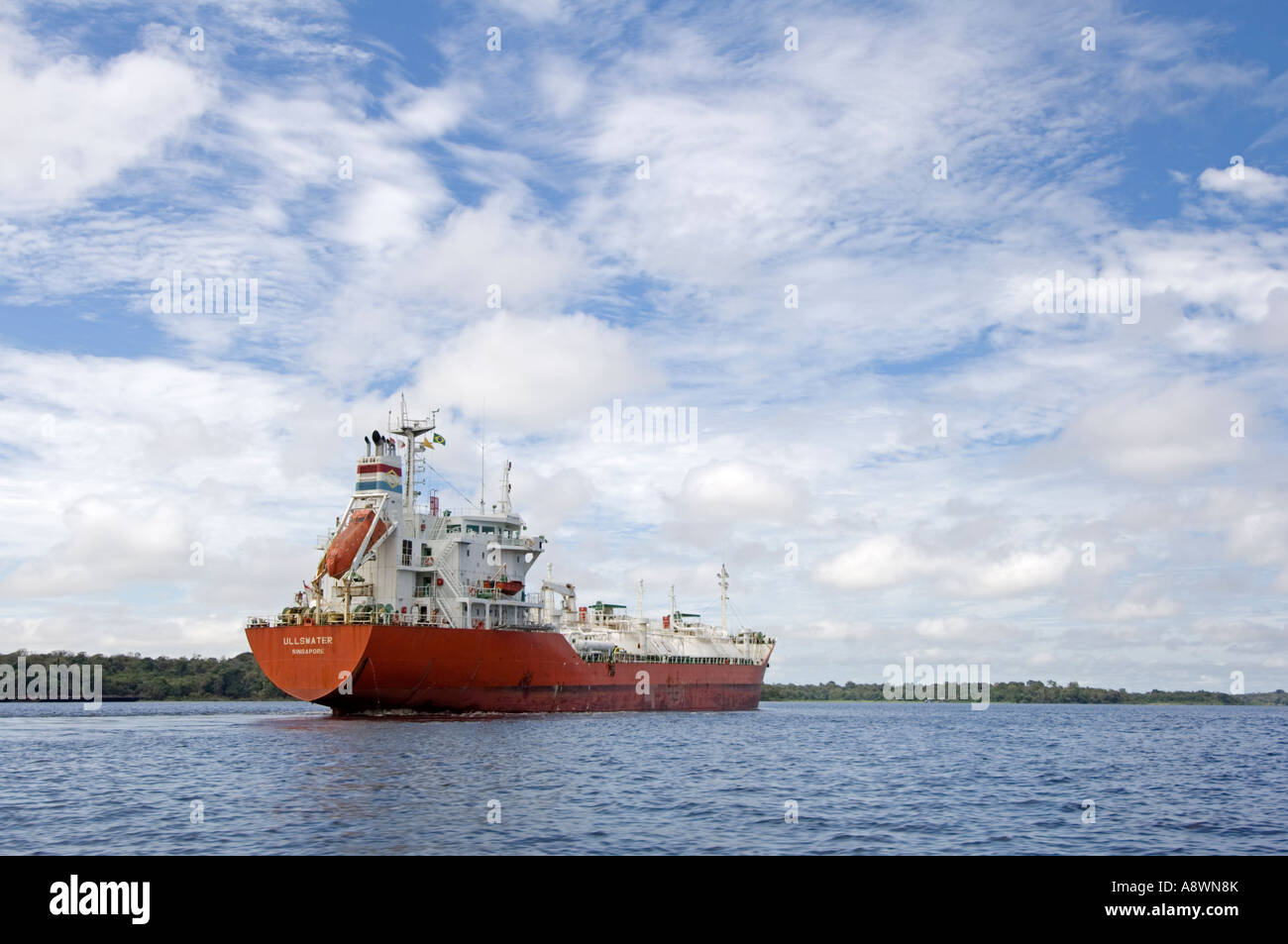Eine LPG (Liquified Petroleum Gas) Schiff Manaus Hafen verlassen. Stockfoto
