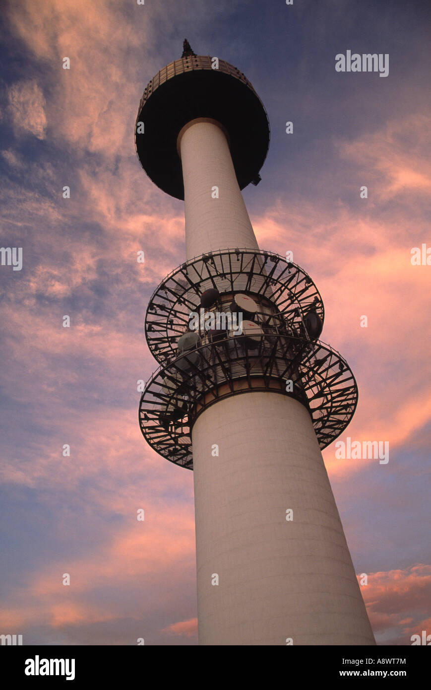 N Seoul Tower liegt am Namsan Berg im zentralen Seoul. Südkorea Stockfoto