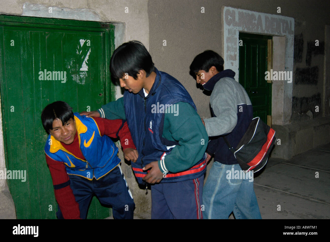 Spielen Jungen in turco Dorf in den Anden, Bolivien Stockfoto
