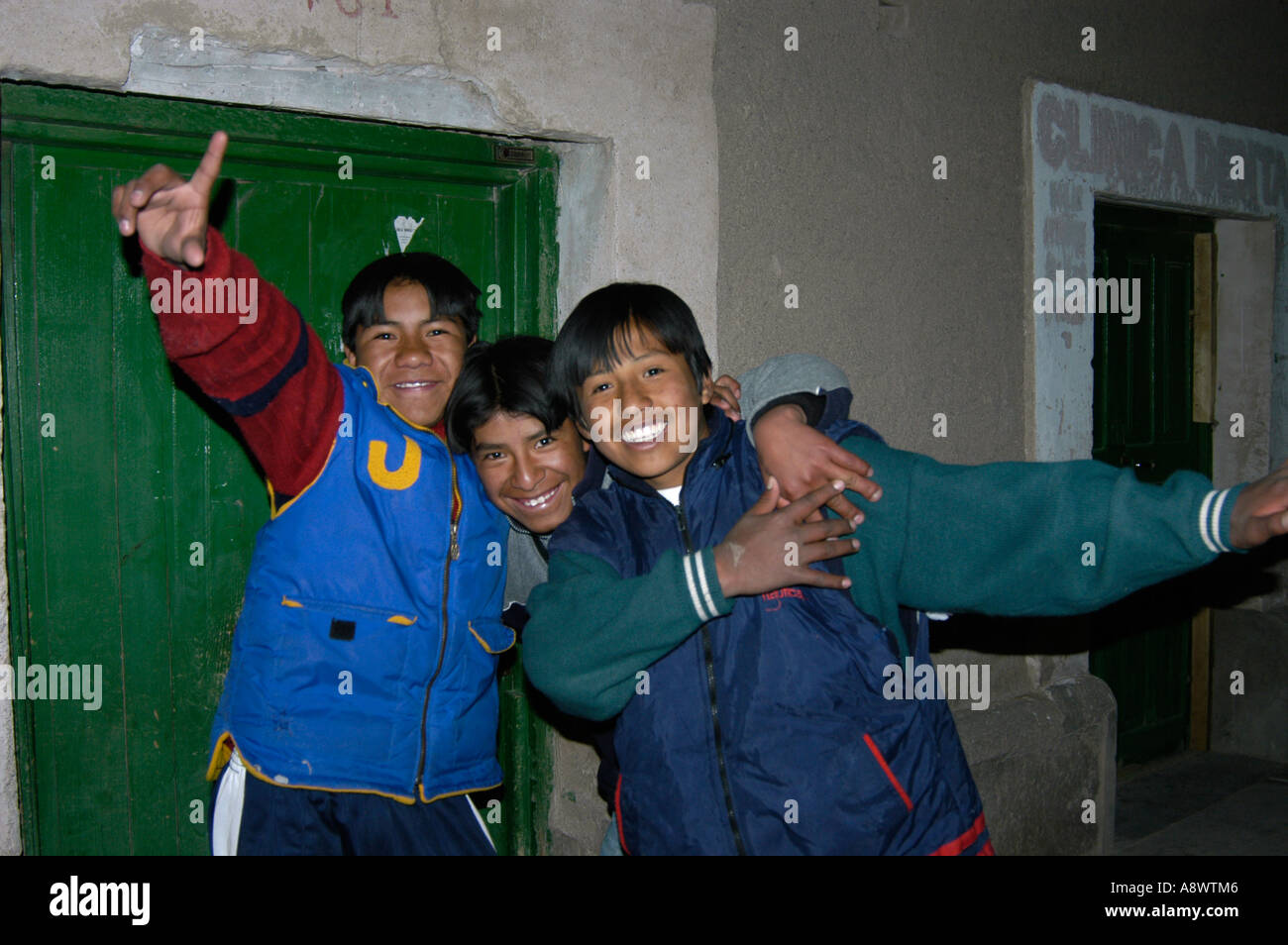 Spielen Jungen in turco Dorf in den Anden, Bolivien Stockfoto