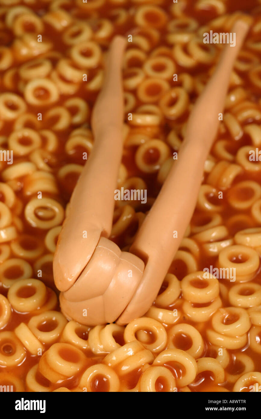 Plastikpuppen Beine in Spaghetti-Reifen Stockfoto