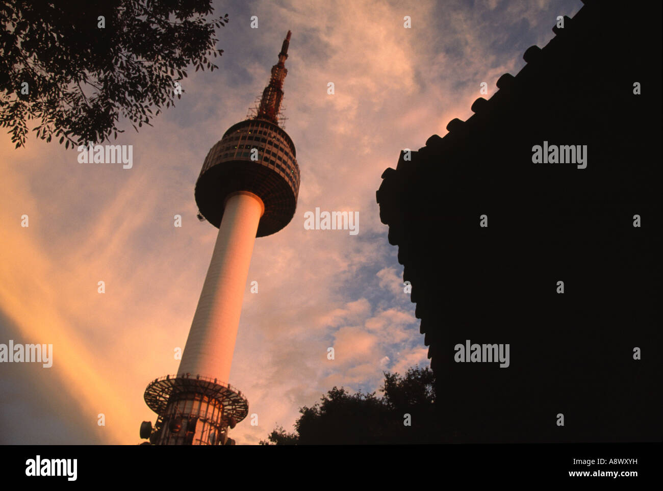 N Seoul Tower bei Sonnenuntergang, dieses berühmte Wahrzeichen liegt auf Namsan Berg im zentralen Seoul. Republik Südkorea Stockfoto