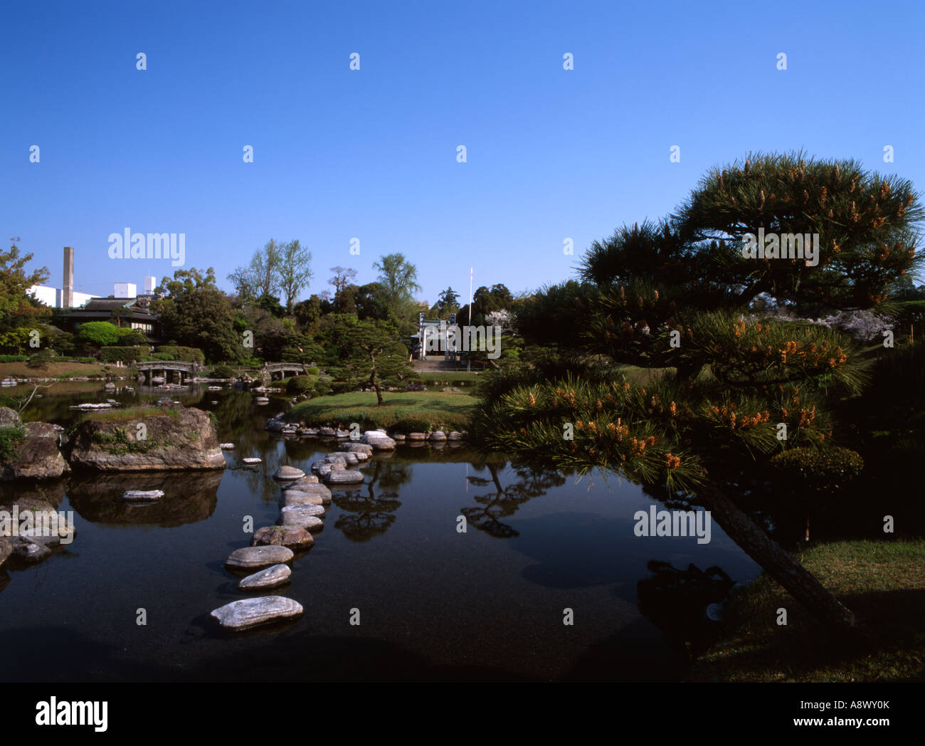 Angelegten Garten und Stein Torii-Tor von Izumi Shinto-Schrein, Suizenji Jojuen Garten, Kumamoto Stockfoto