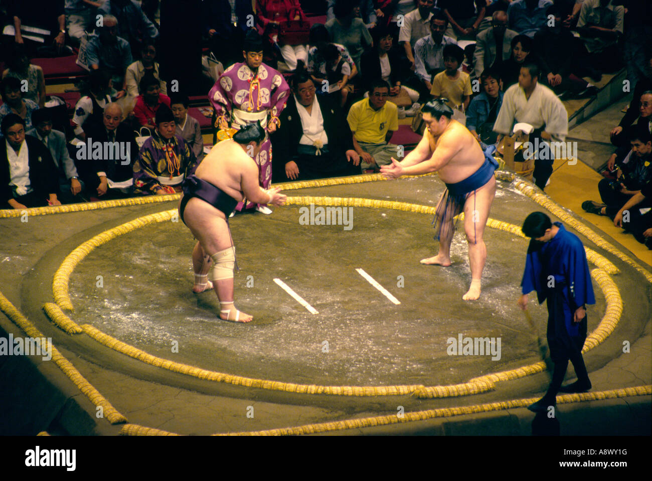 Ein Sumo-Wrestling-Kampf beginnt in der Ryogoku Sumo Arena während des Sumo-Turniers in Tokio, Japan Stockfoto