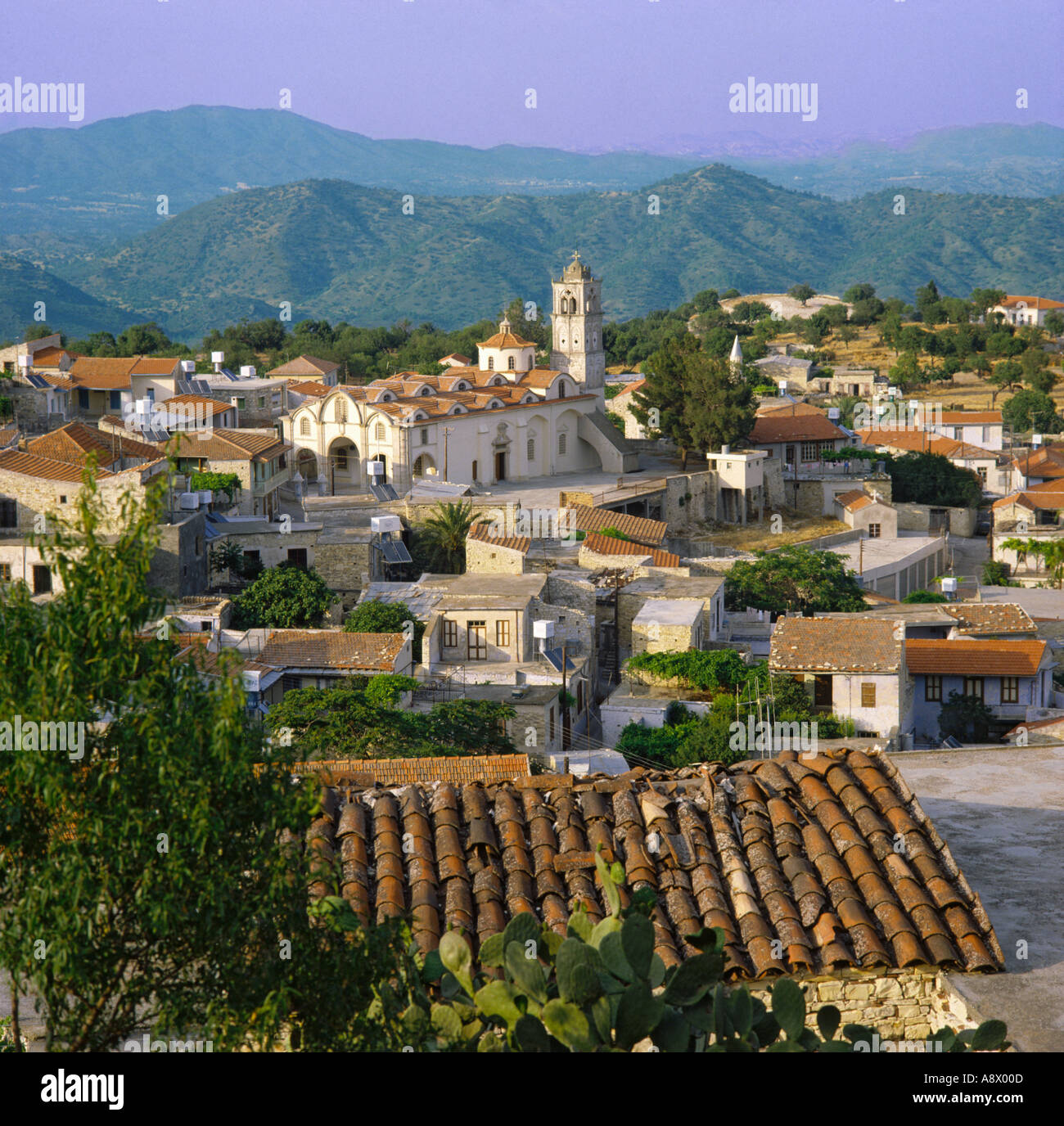 Landschaftsansicht der hübschen Dorf Szene von Lefkara mit Häusern Kirche und Terrakotta Dächer in Südzypern Stockfoto