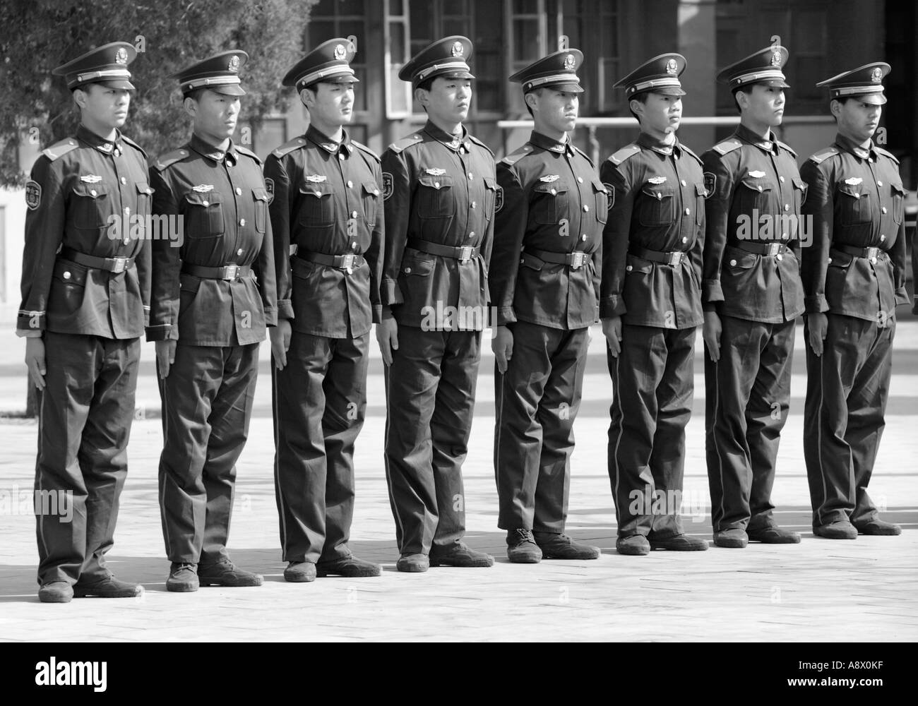 Chinesische Soldaten stramm in der verbotenen Stadt (Schwarzweiß) Stockfoto