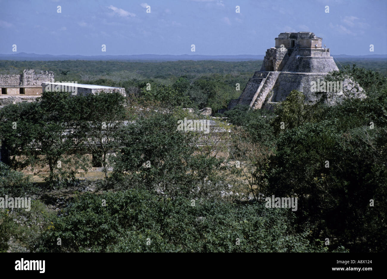 Uxmal, Mexiko - die Maya-Ruinen von der Pyramide der Magier gesehen vom Kloster Viereck, Uxmal, Yucatan, Mexiko Stockfoto