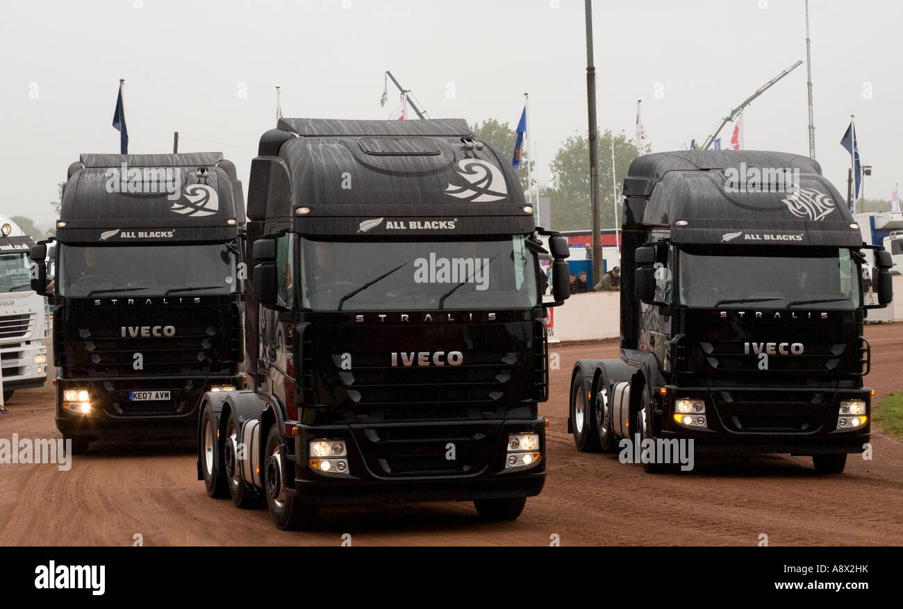 Drei Iveco Stralis LKW betritt die Arena im Peterborough, East Of England, TruckFest. Stockfoto