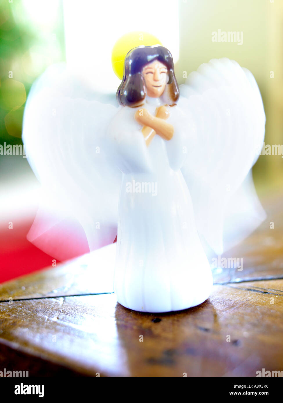 Kunststoff Engel mit Flügeln vor der Weihnachtsbaum auf Tisch stehend Stockfoto