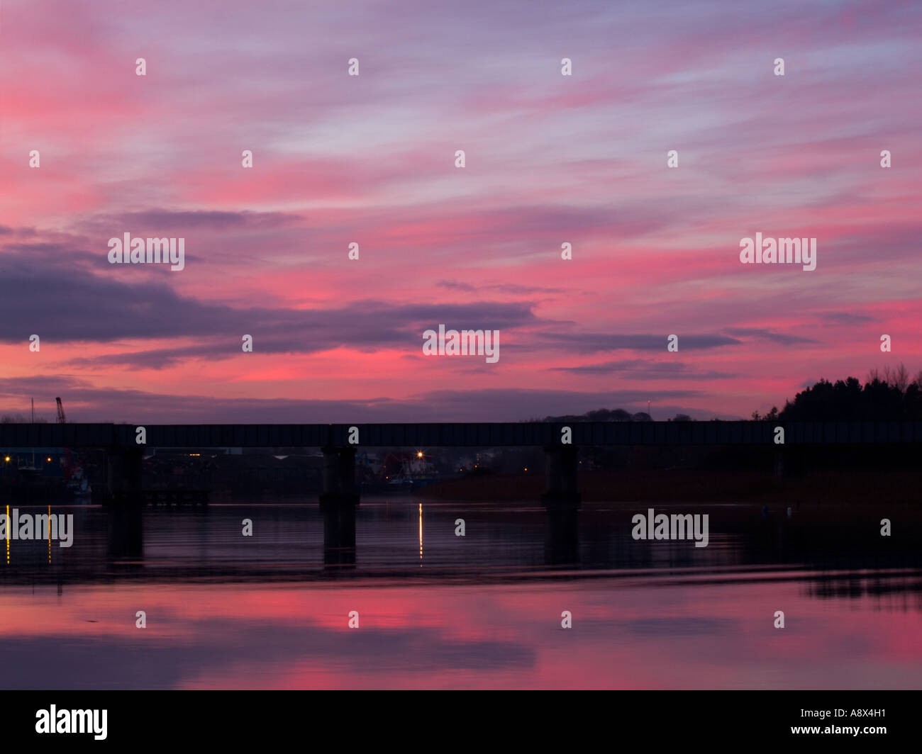 Die wunderbaren Farben des Sonnenaufgangs über dem unteren Bann Fluss Coleraine Northern Ireland Stockfoto